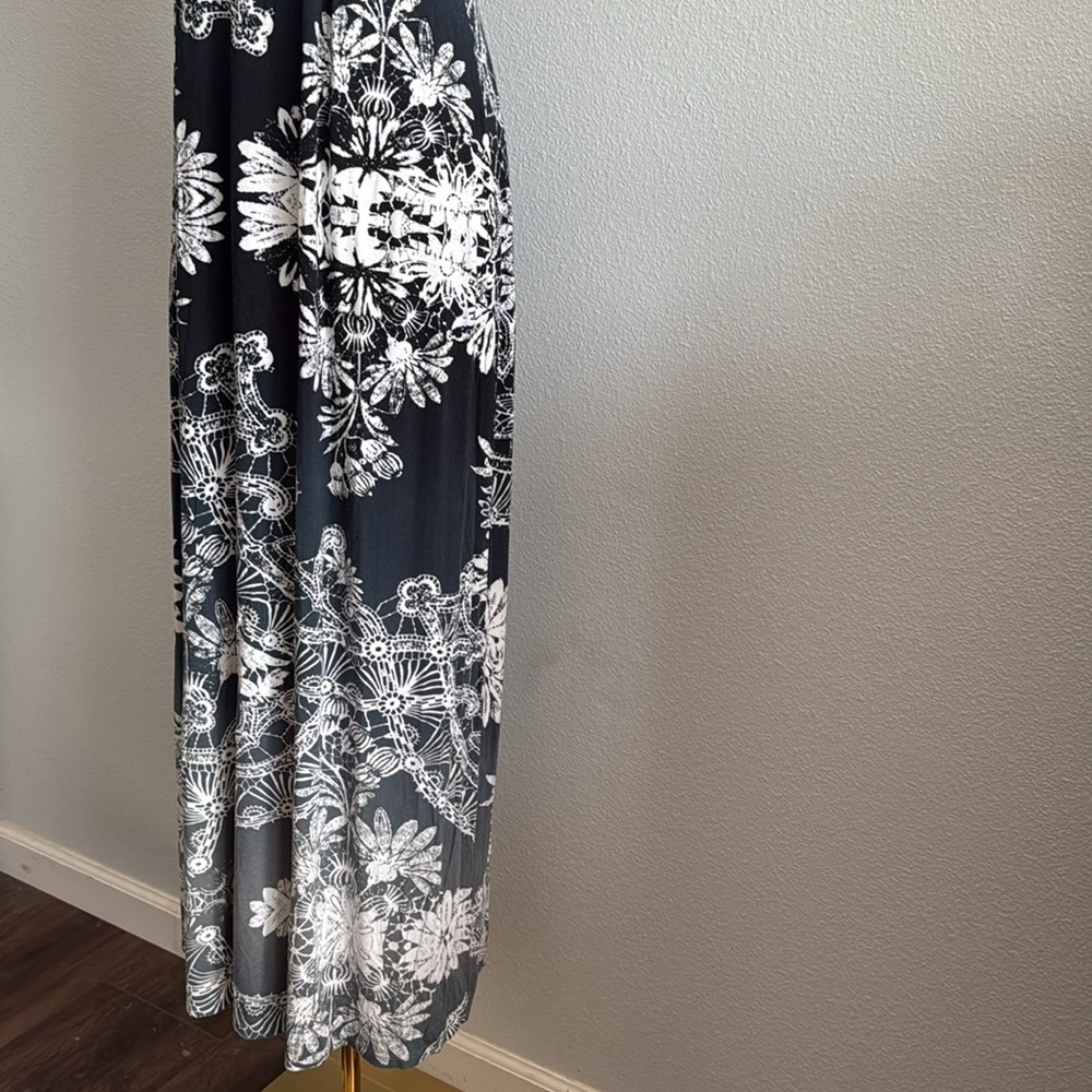 Express Blue White and Gray maxi dress with floral design Size Small - Picture 5 of 9